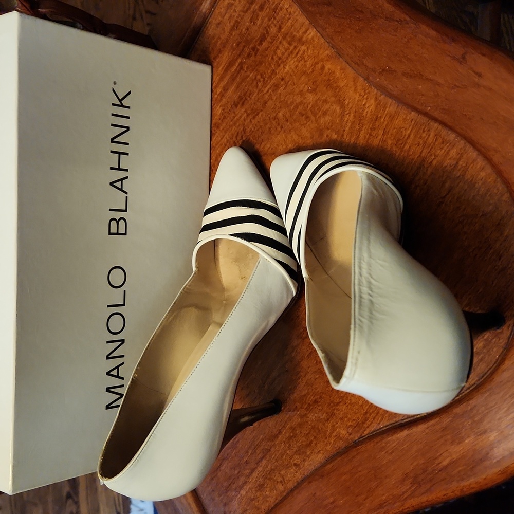 Price Reduced, Manolo Blahnik Black & White Pumps !!